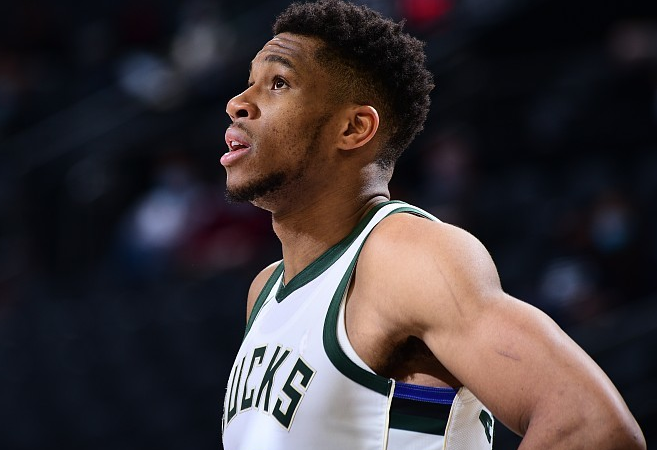 九游下载中心关于皖江雄鹿队险胜渝州雄鹿队，足球巡回赛上演关键失误成转折！防守强度拉满的信息