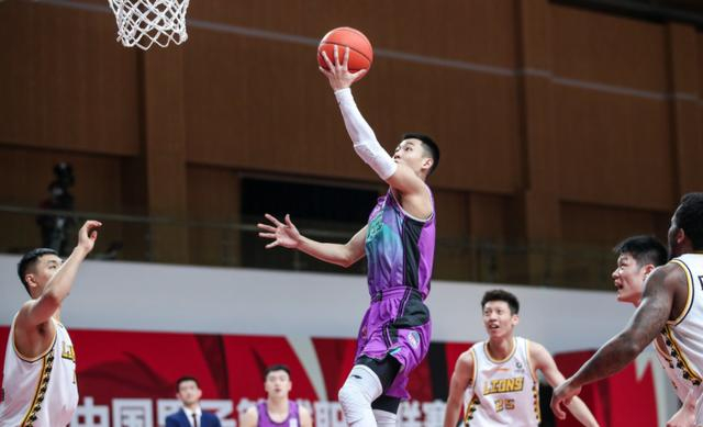 尼斯发布备战花絮,转会期迎来里程碑,CBA常规赛任务艰巨,更衣室氛围转暖的简单介绍 尼斯发布备战花絮,转会期迎来里程碑,CBA常规赛任务艰巨,更衣室氛围转暖的简单介绍